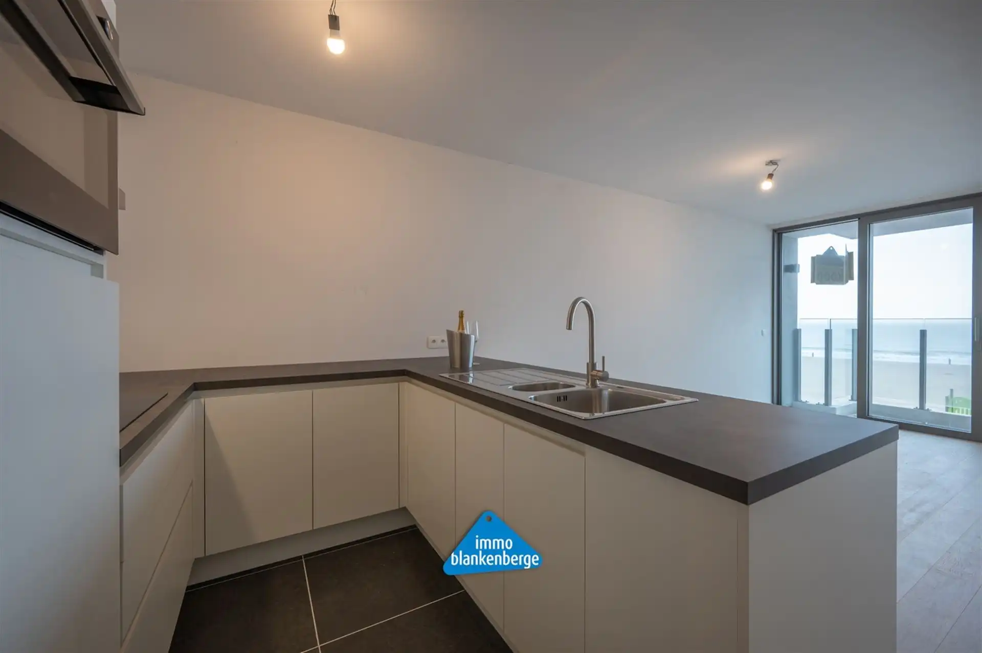 Appartement te koop op topligging aan de Zeedijk met prachtig zicht op de Pier van Blankenberge foto 8