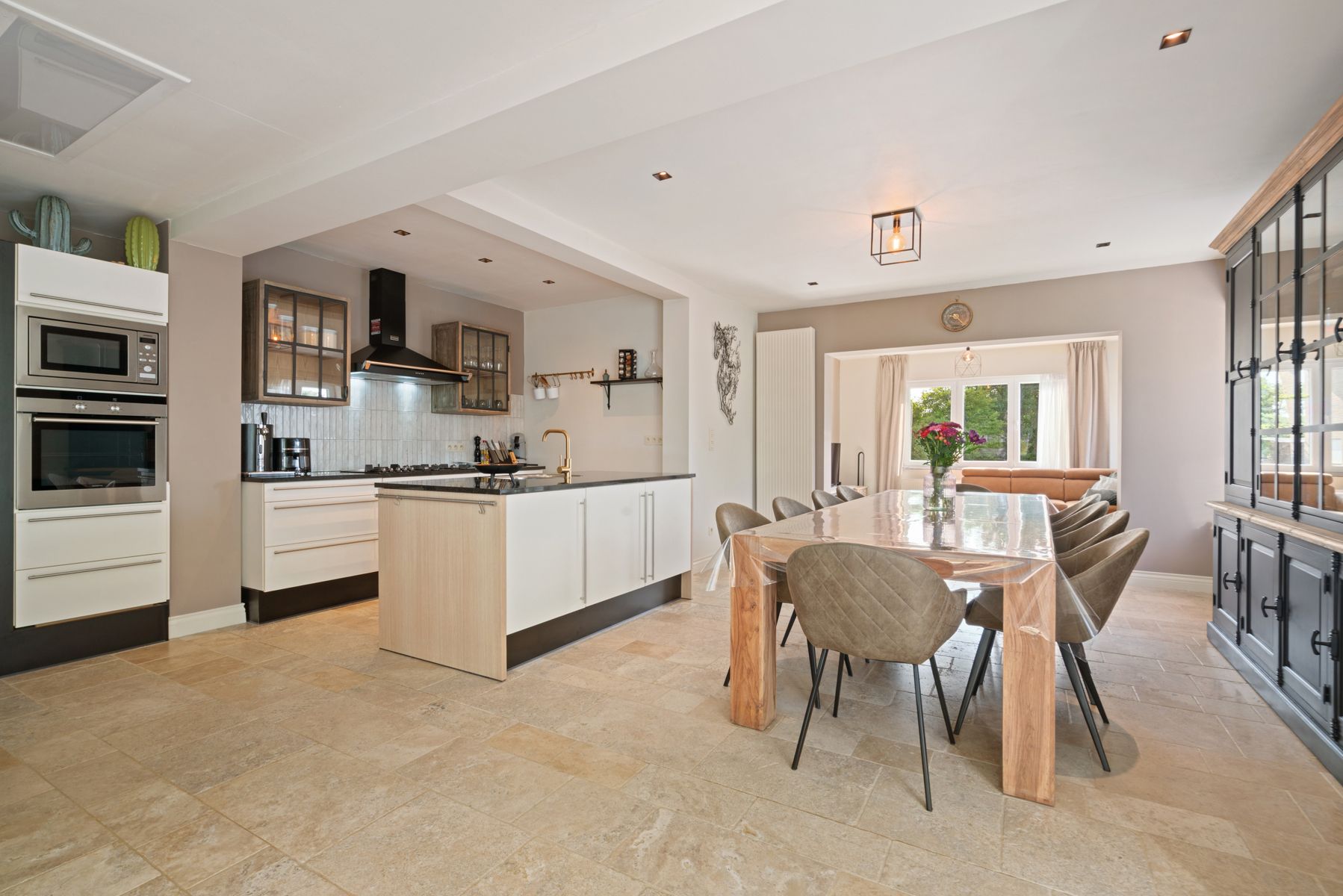 Instapklare halfopen bebouwing  met 3 slaapkamers op 1324 m² foto 5