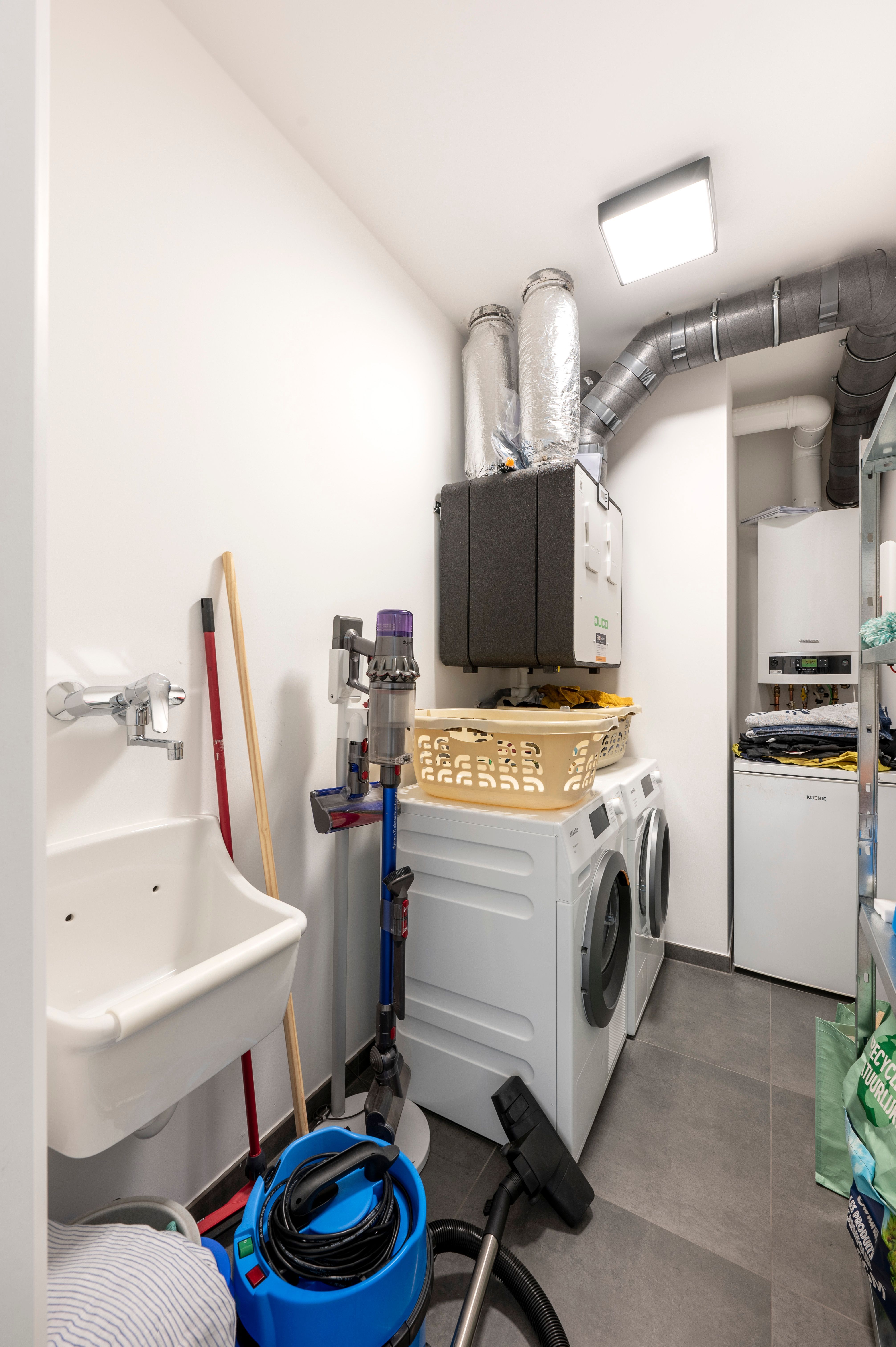 Instapklaar nieuwbouwappartement met 2 staanplaatsen en kelderberging in Brecht! foto 19