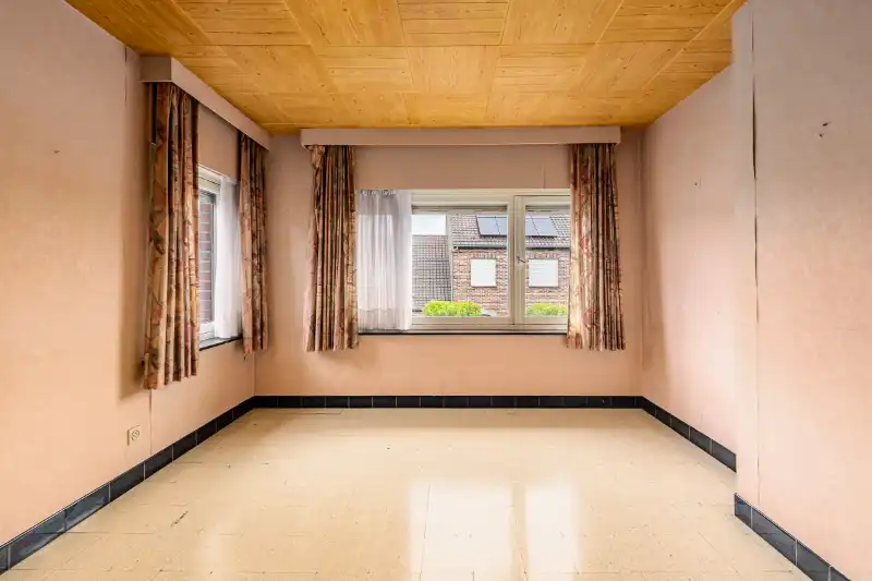Hooglede-centrum. Charmante | ruime | half open bebouwing op 740m2 met > 4 slaapkamers, apart bijgebouw van +/- 60m2. Ideaal voor gezinnen / extra polyvalente ruimtes, ideaal gelegen. foto 13