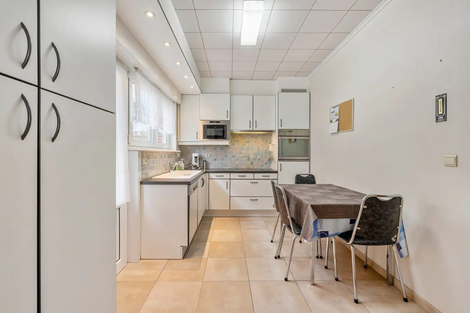 Gelijkvloerse bungalow met 2 slaapkamers, garage en riante tuin op toplocatie foto 8