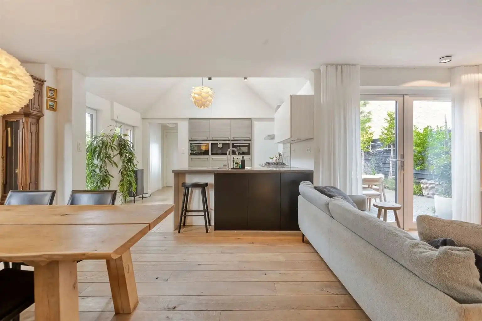 Prachtig gerenoveerde woning met 3 slaapkamers, omheinde tuin en garage, op een rustige doch centrale locatie te Elen foto 3