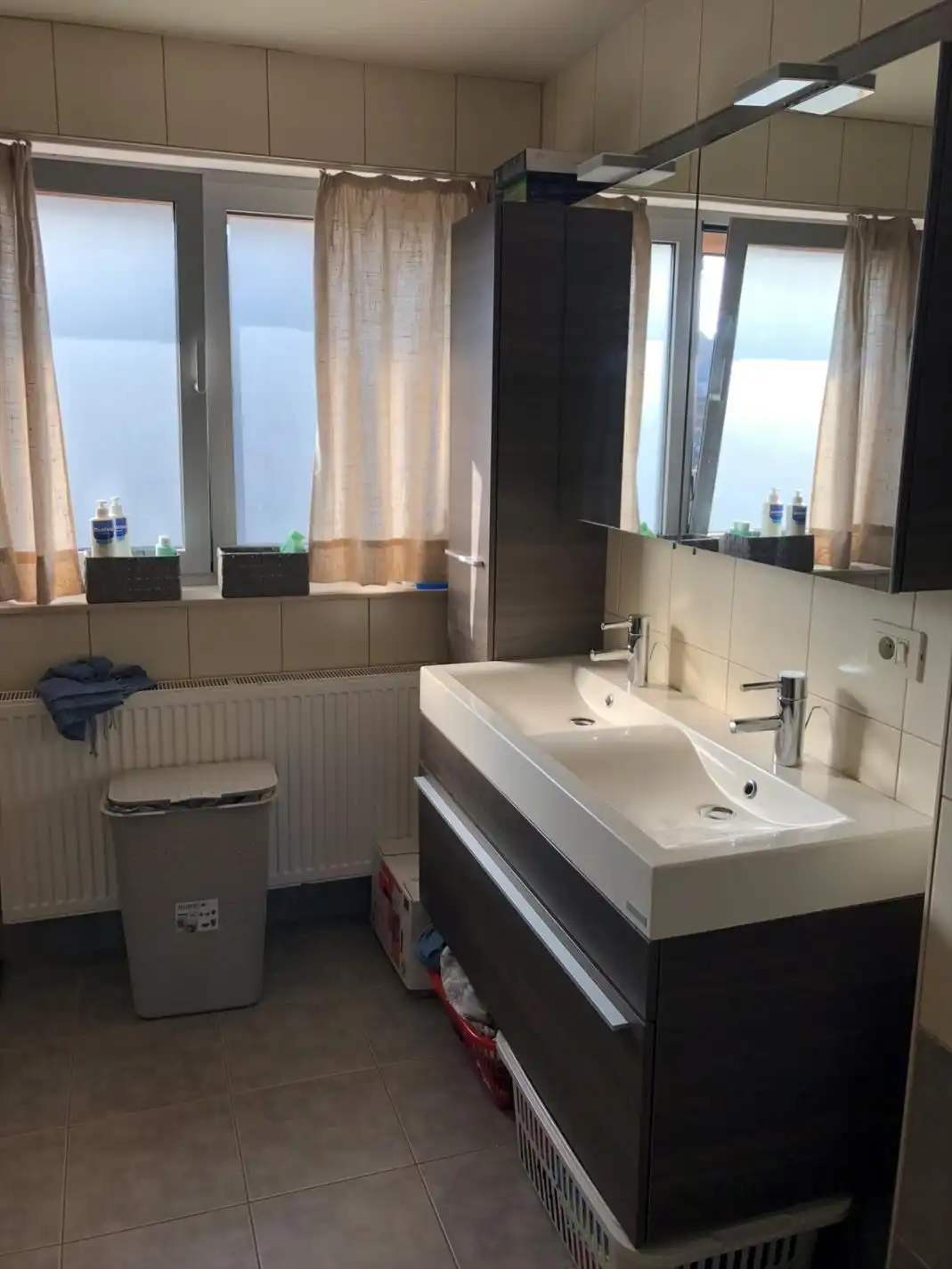 Deze ruime half-open bebouwing is gelegen in het hartje van Oostnieuwkerke. foto 6
