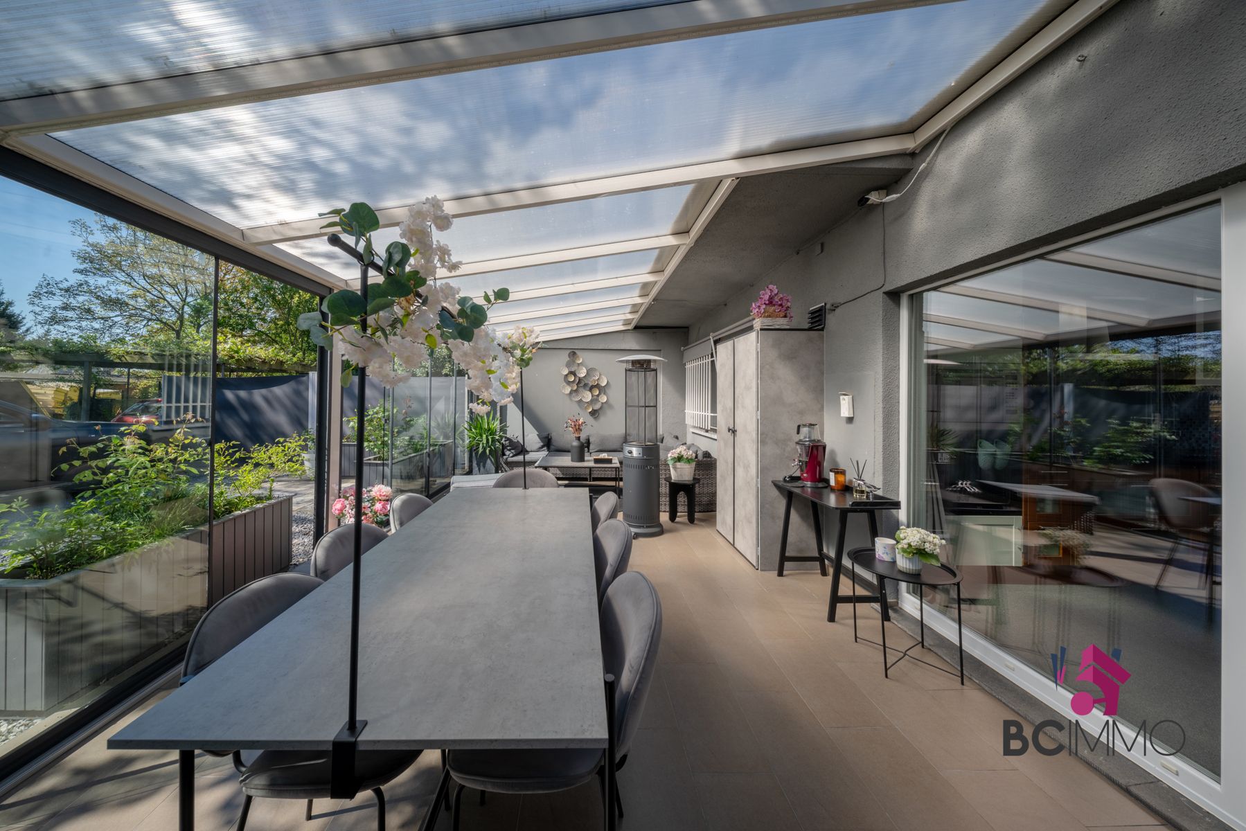 Instapklare gelijkvloerse woning met 3 slaapkamers, 2 badkamers, veranda en tuin foto 3
