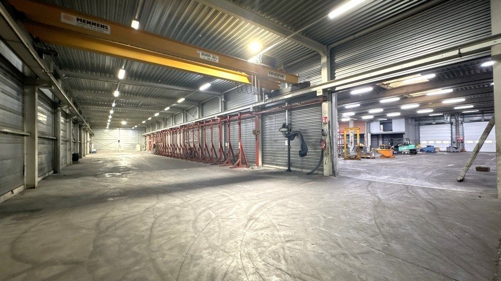 Magazijn met kantoren te huur langs E34 in Beveren foto 5