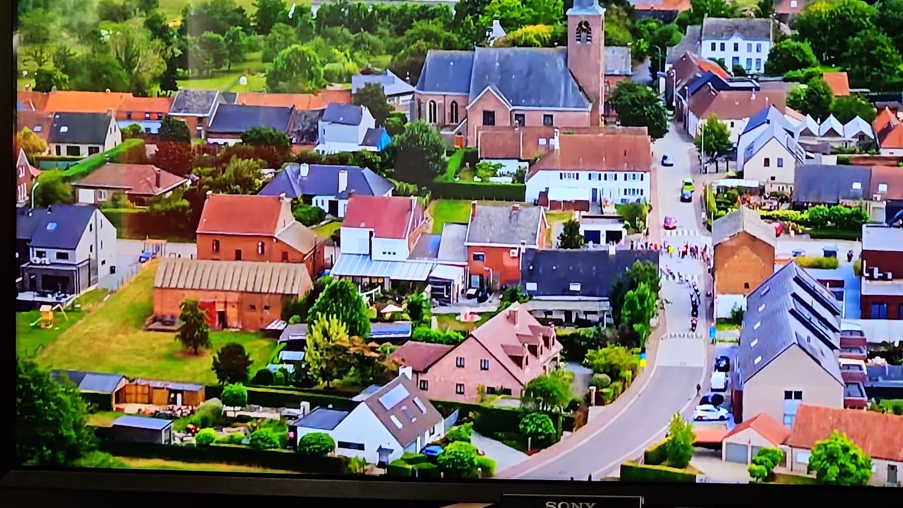 Prachtig dorpswoning / hoeve op 1246m² met stallingen en aanpalend bouwgrond.  foto 2