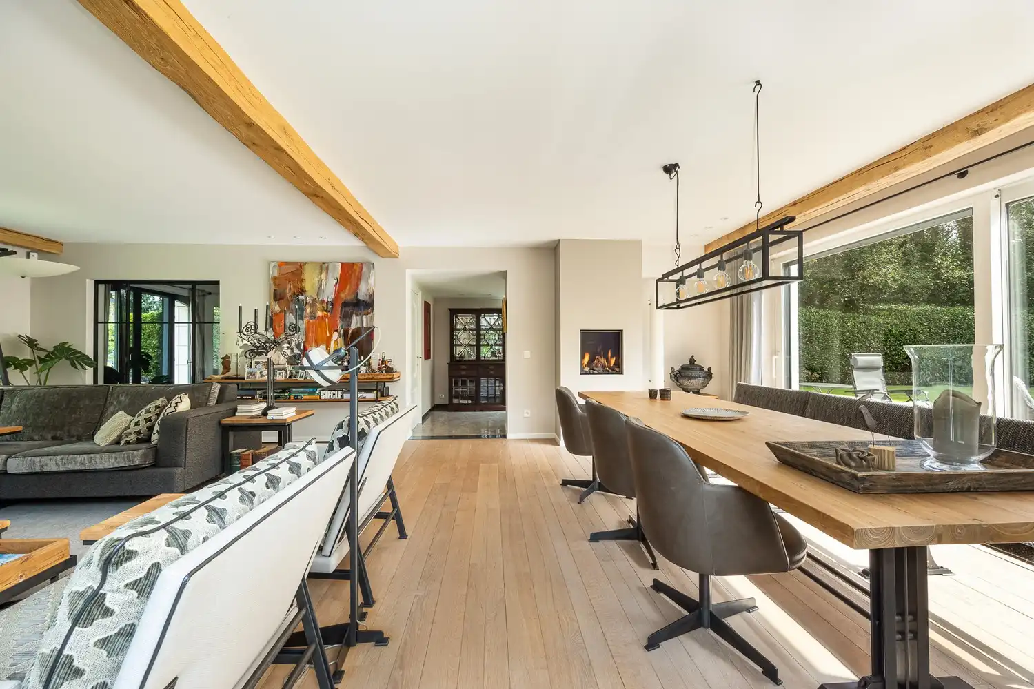 Modern gerenoveerde villa in doodlopende straat foto 25