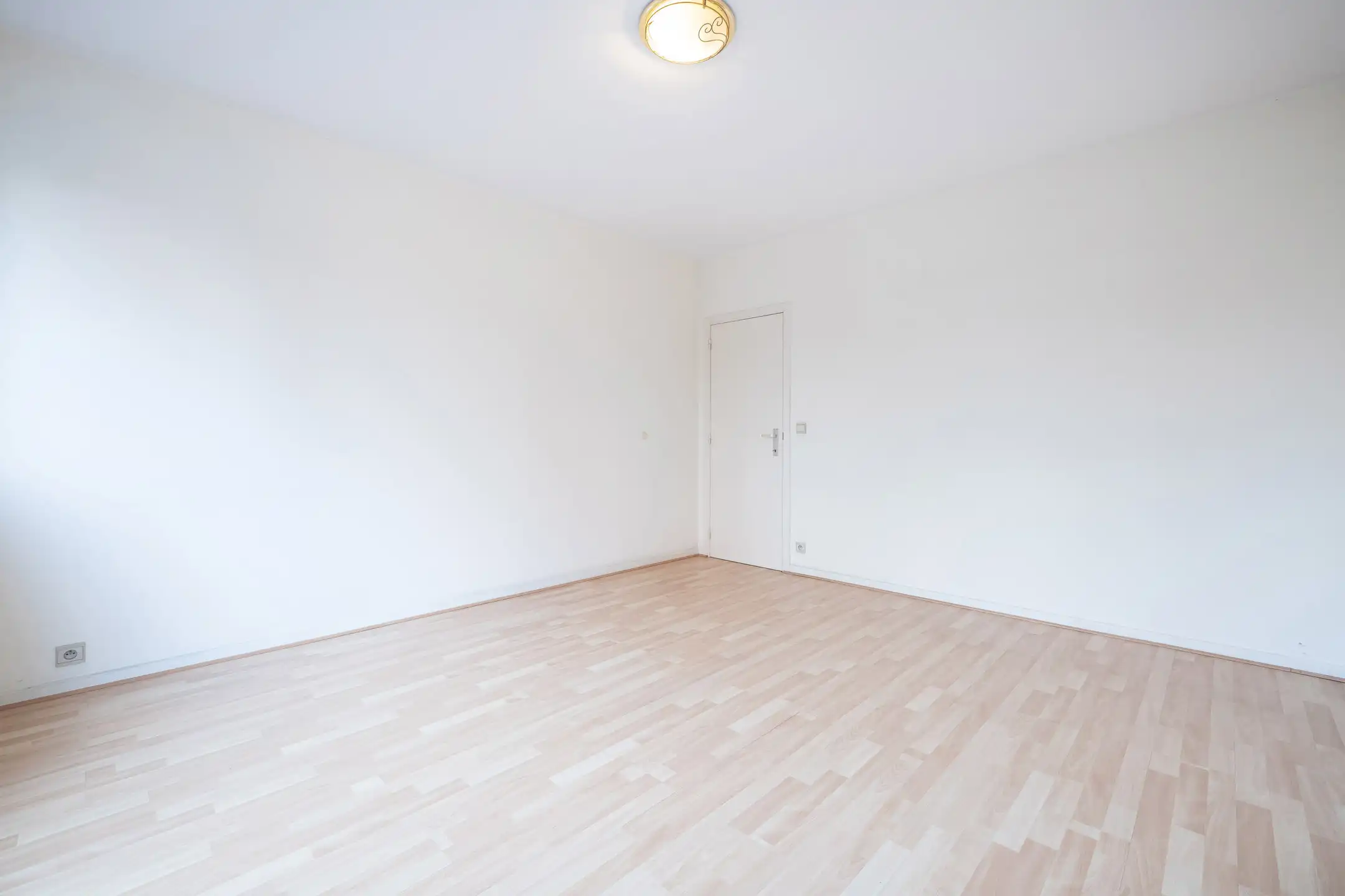 Europese wijk | Licht appartement met parking foto 9
