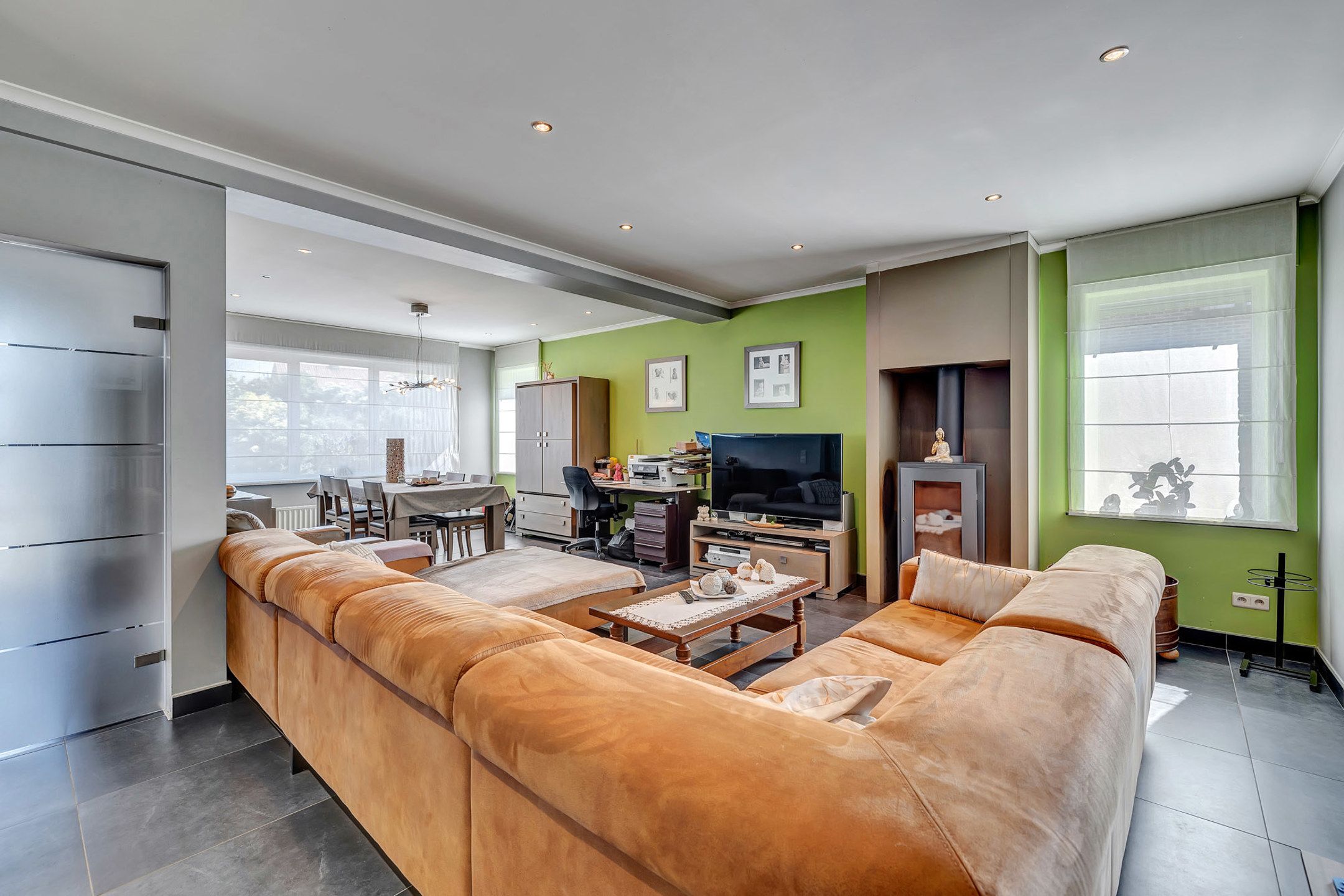 Instapklare woning met ruime garage en tuin foto 2