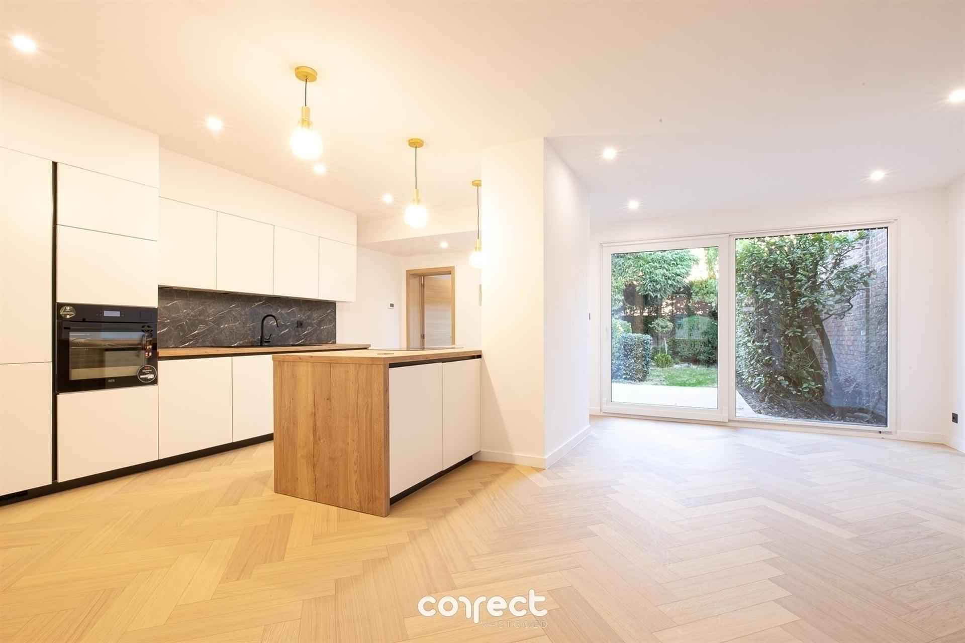 Prachtig gerenoveerde stadswoning met tuin foto 4