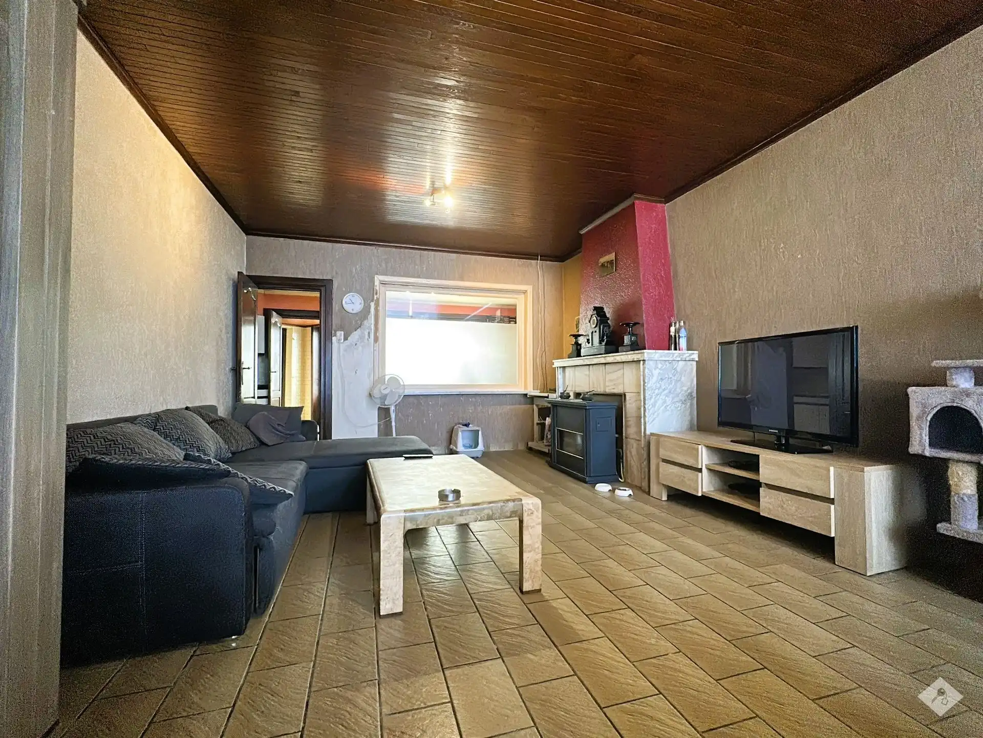 Ruime woning met drie slaapkamers, garage en grote tuin foto 2