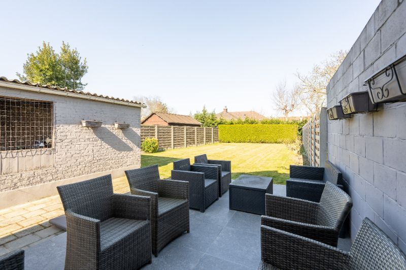 Instapklare woning met grote garage en tuin. foto 16