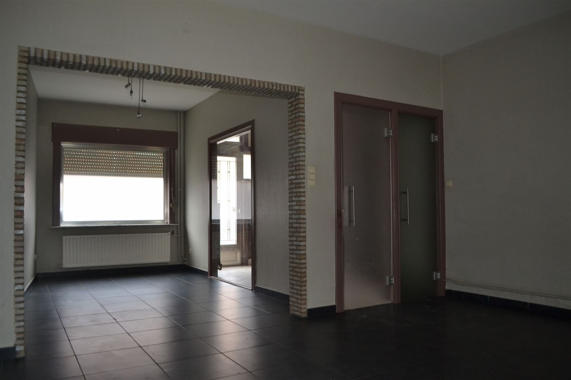 Hoofdfoto van de publicatie: Te renoveren woning met achteruitgang in de tuin.