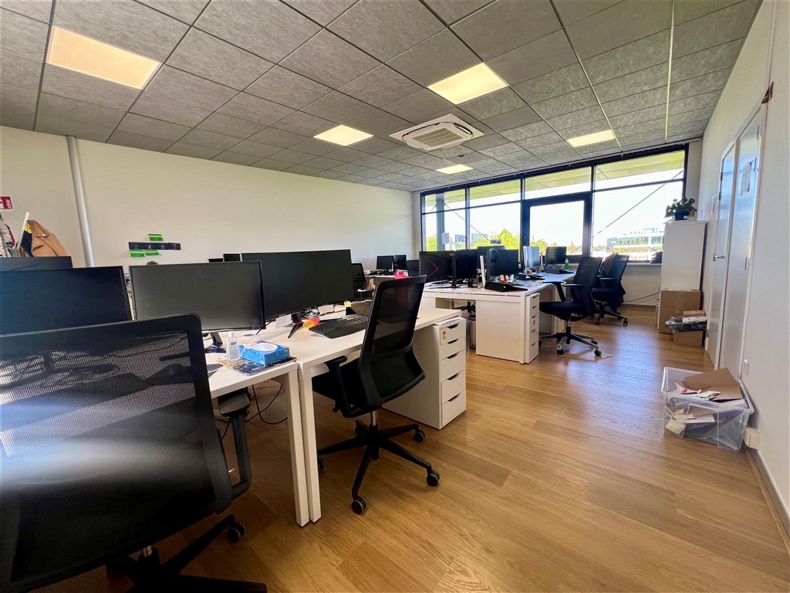 Vlot bereikbare kantoren aan op-en afrit van de E40 foto 10