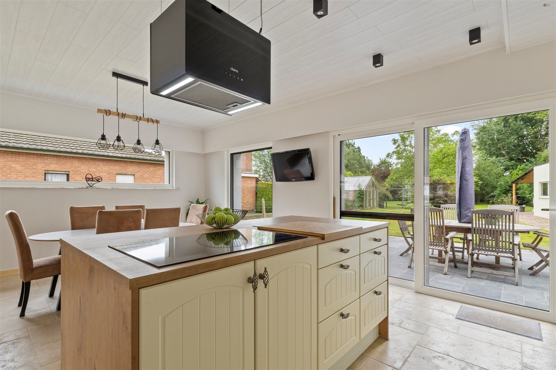 Open bebouwing met 5 slaapkamers op 2.561m² grond foto 5