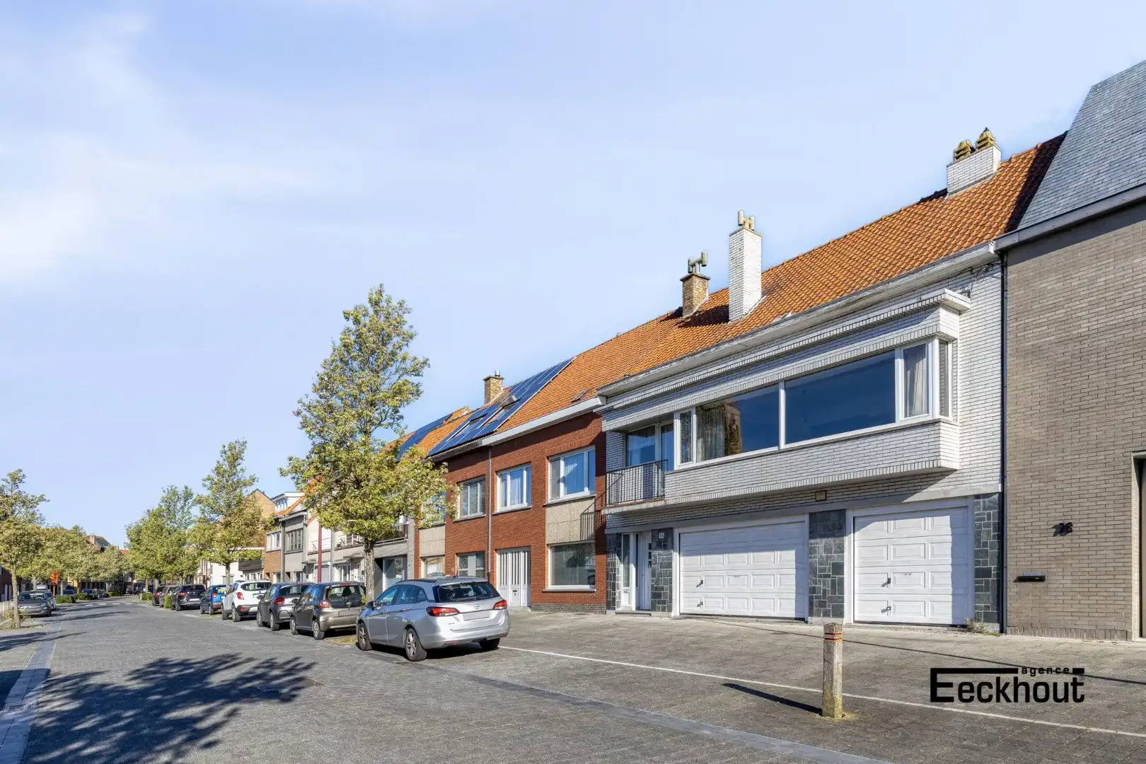 Hoofdfoto van de publicatie: Zeer ruime woning boordevol potentieel met grote garages en mooi open zicht!