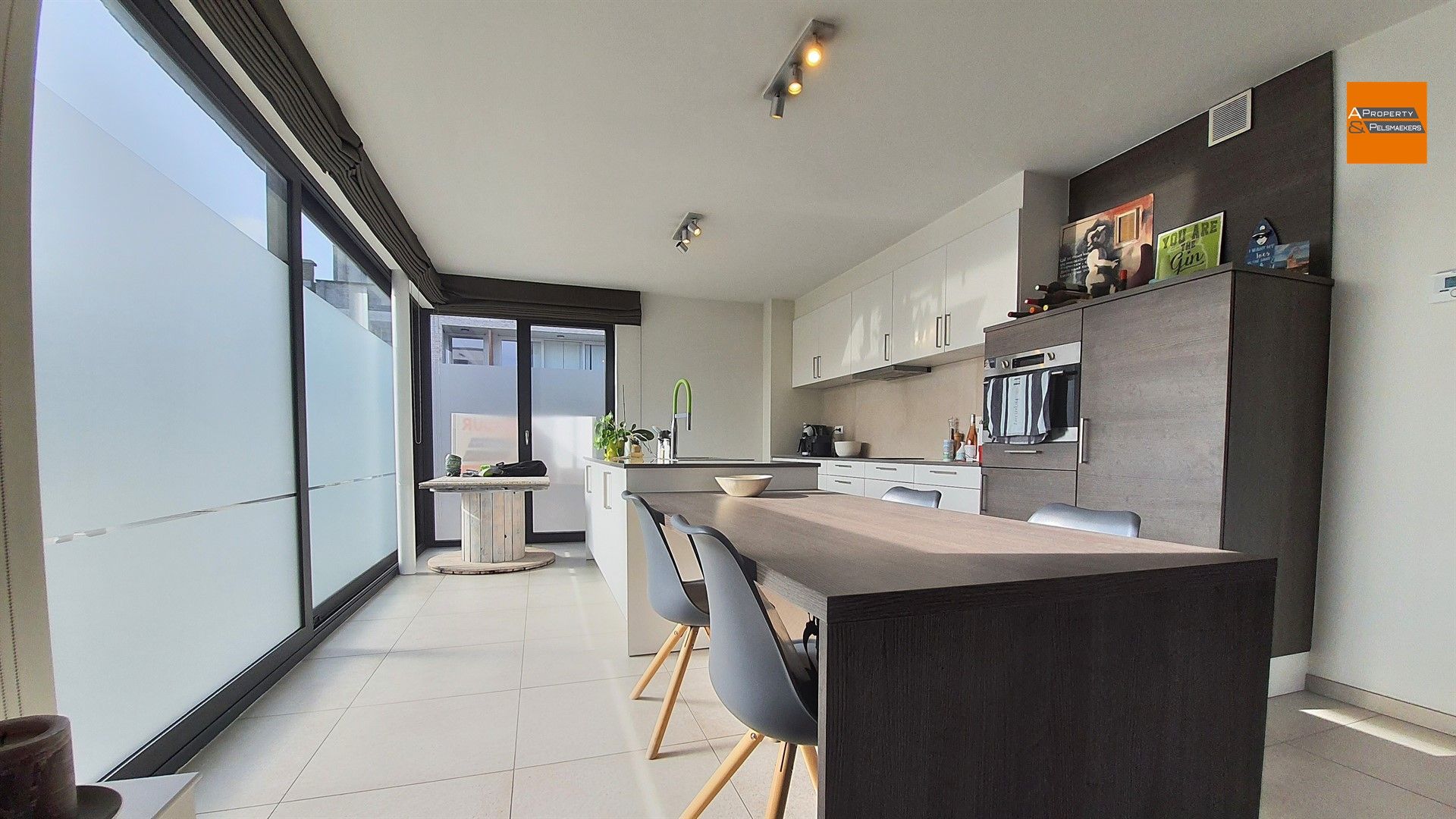  Gelijkvloersappartement met 2 slaapkamers, tuin, berging en parking foto {{pictureIndex}}
