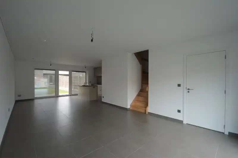 Recente lage-energiewoning met mooie tuin en garage foto 4