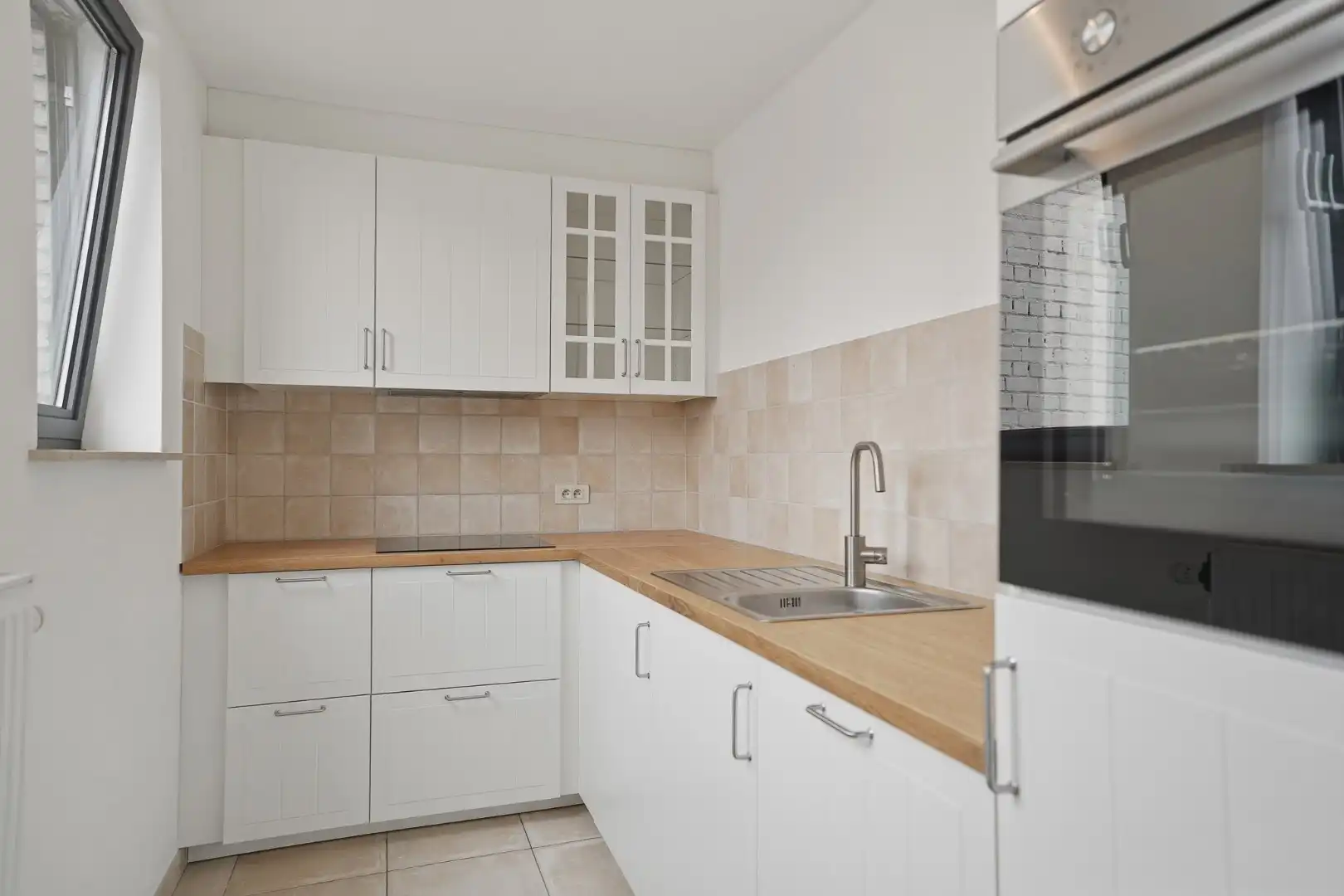 Instapklare rijwoning met garage op toplocatie in hartje Sint-Michiels foto 4