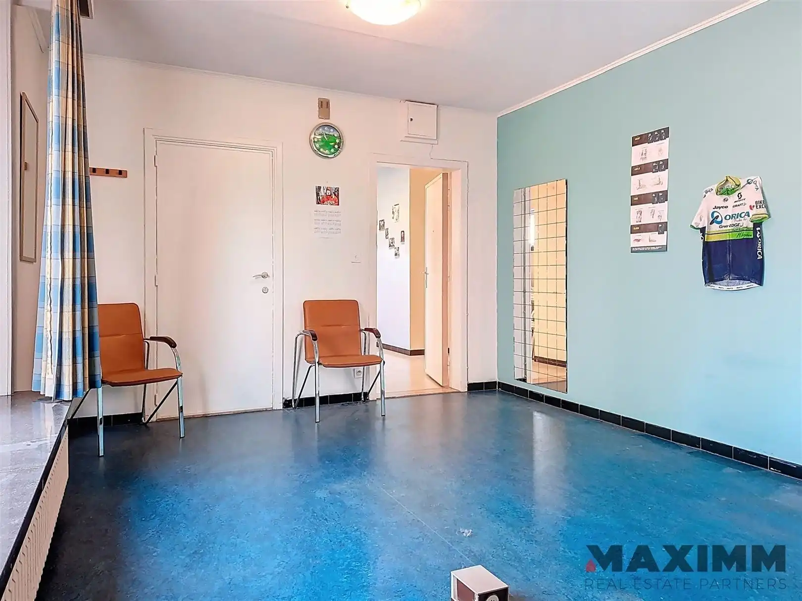 Gelijkvloers hoekpand, volledig onderkelderd op stategische locatie foto 12