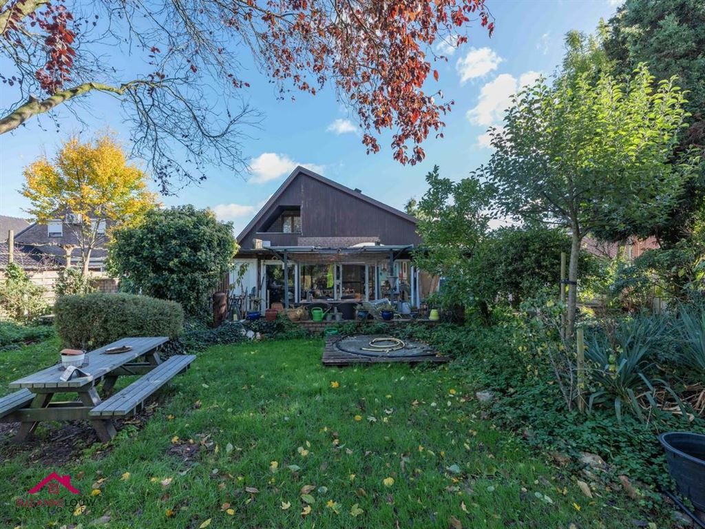 Vrijstaande woning op ruim perceel foto 36