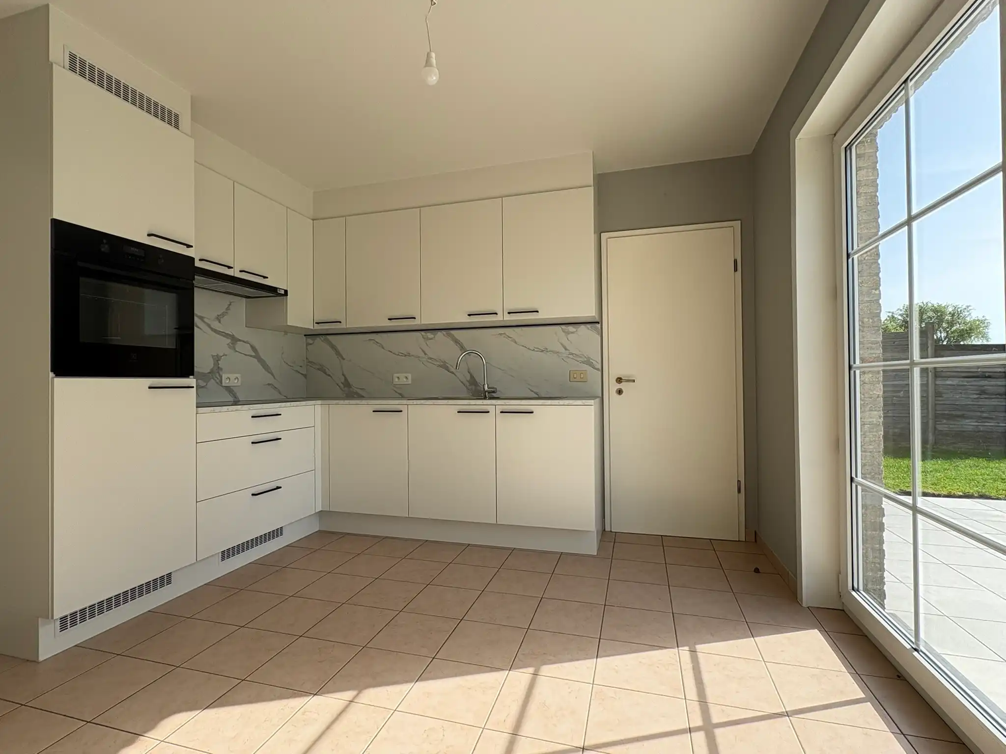 Ruime vrijstaande woning met garage foto 3