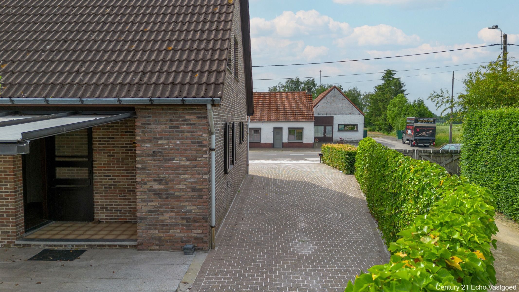 Karakterwoning met hal, garages, parking, tuin op ca 898m² foto 5