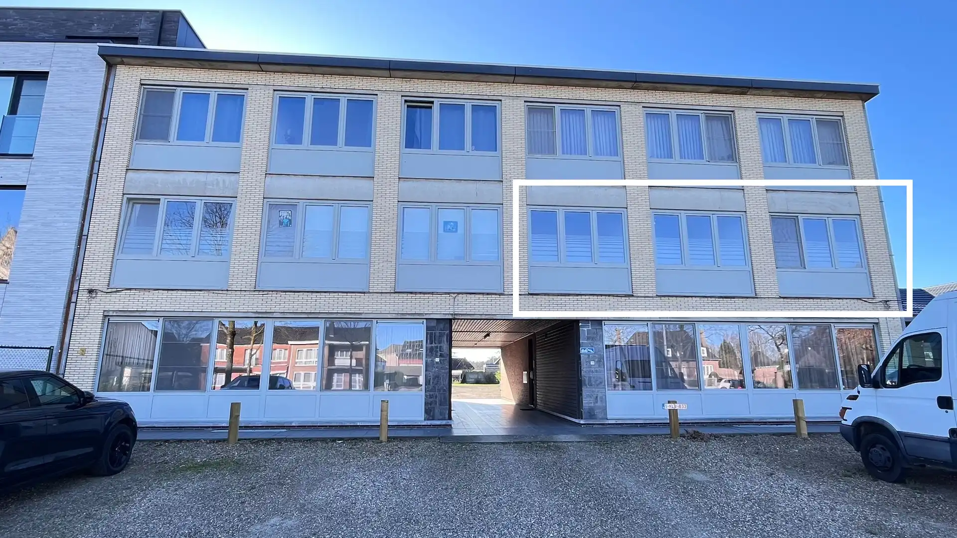 Appartement met drie slaapkamers, terras, kelderberging en garage. foto {{pictureIndex}}