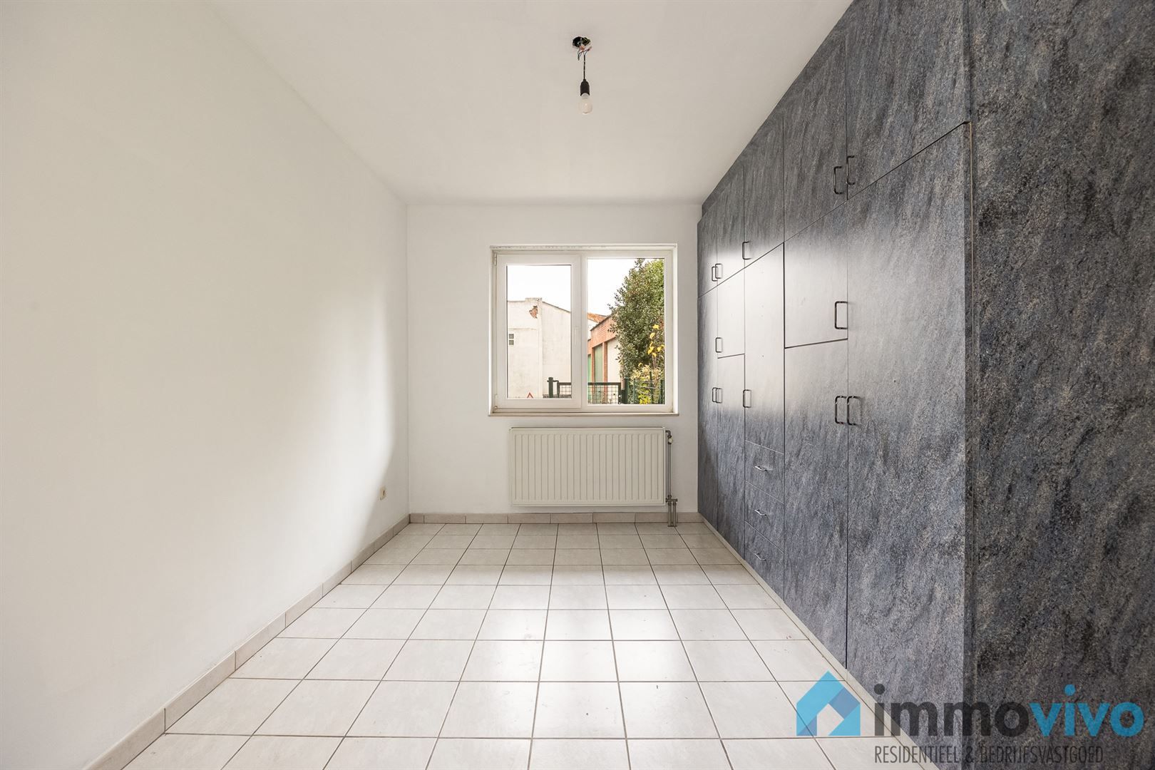 Licht op te frissen gelijkvloersappartement met 2/3 slaapkamers, tuin en garage. foto 8