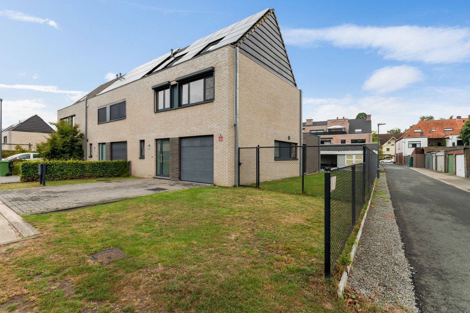 Instapklare halfopen woning met 4 slpk, tuin met zwembad foto 2