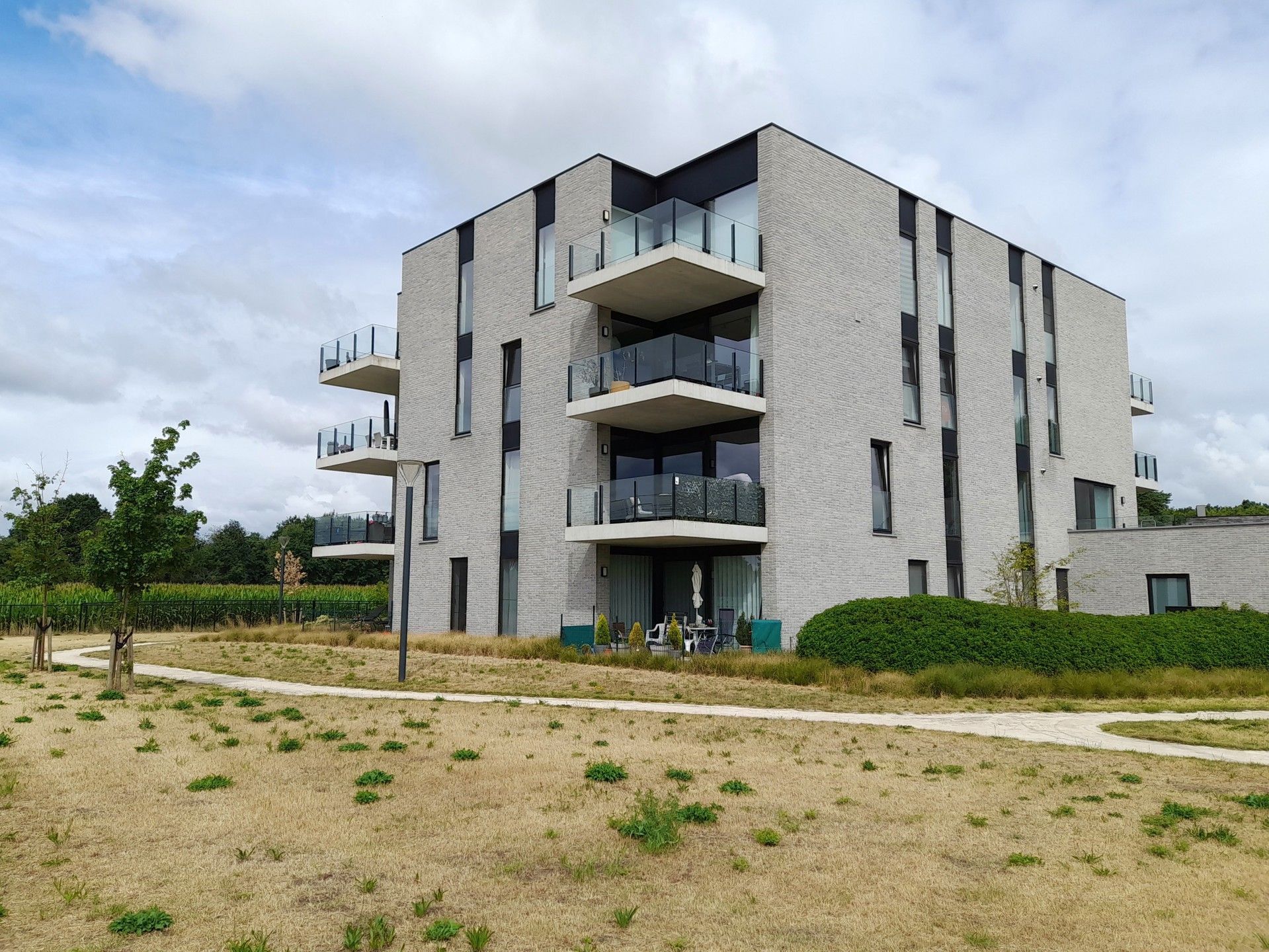 Mooi 2-slpk-appartement met terras foto 2