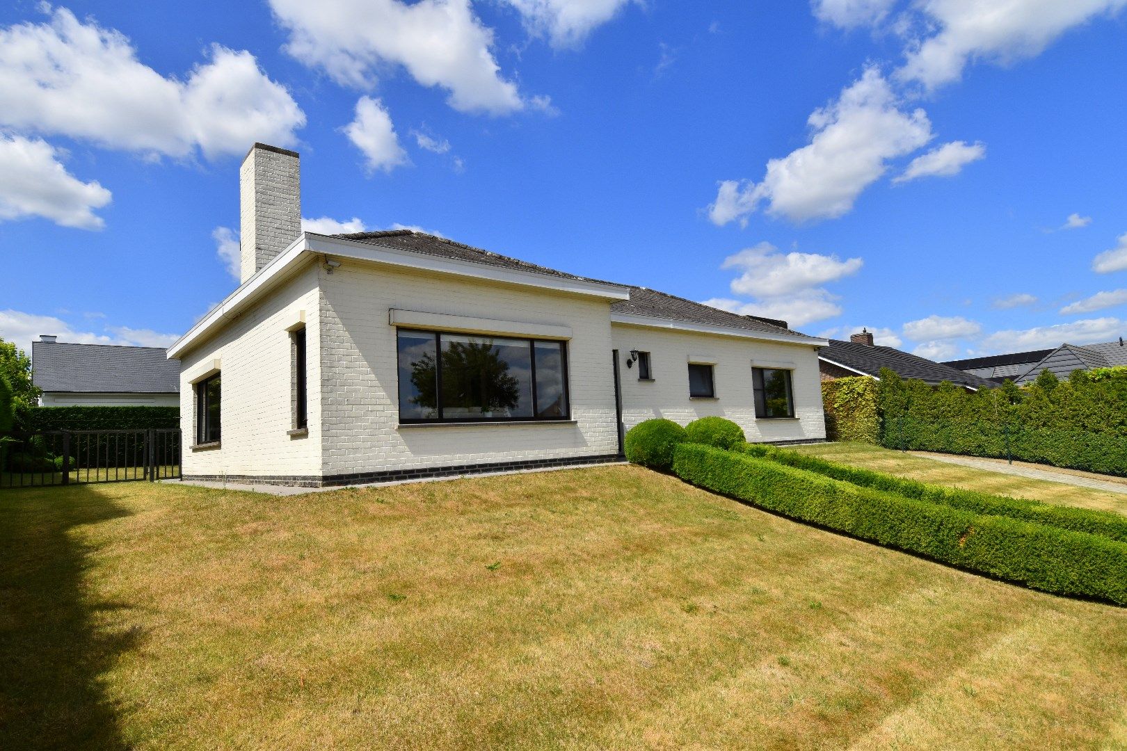 Hoofdfoto van de publicatie: Instapklare bungalow met prachtige tuin en dubbele garage te koop in Bellegem