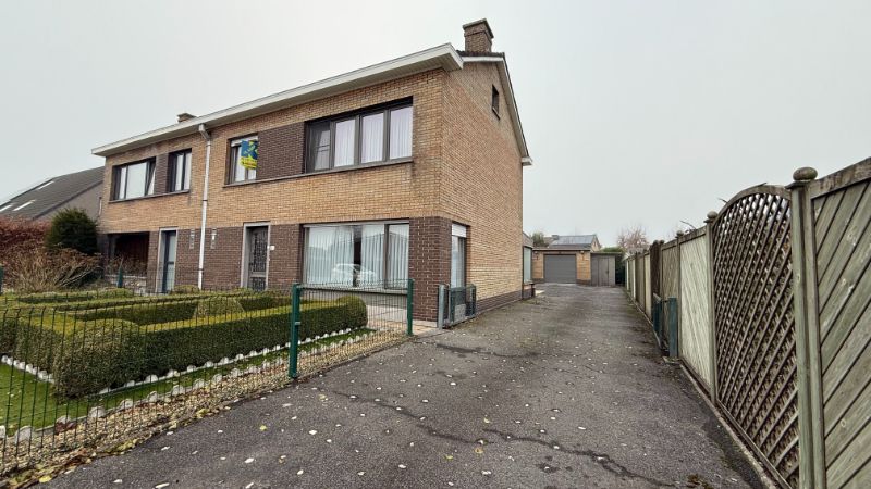 Charmante halfopen bebouwing met garage foto {{pictureIndex}}