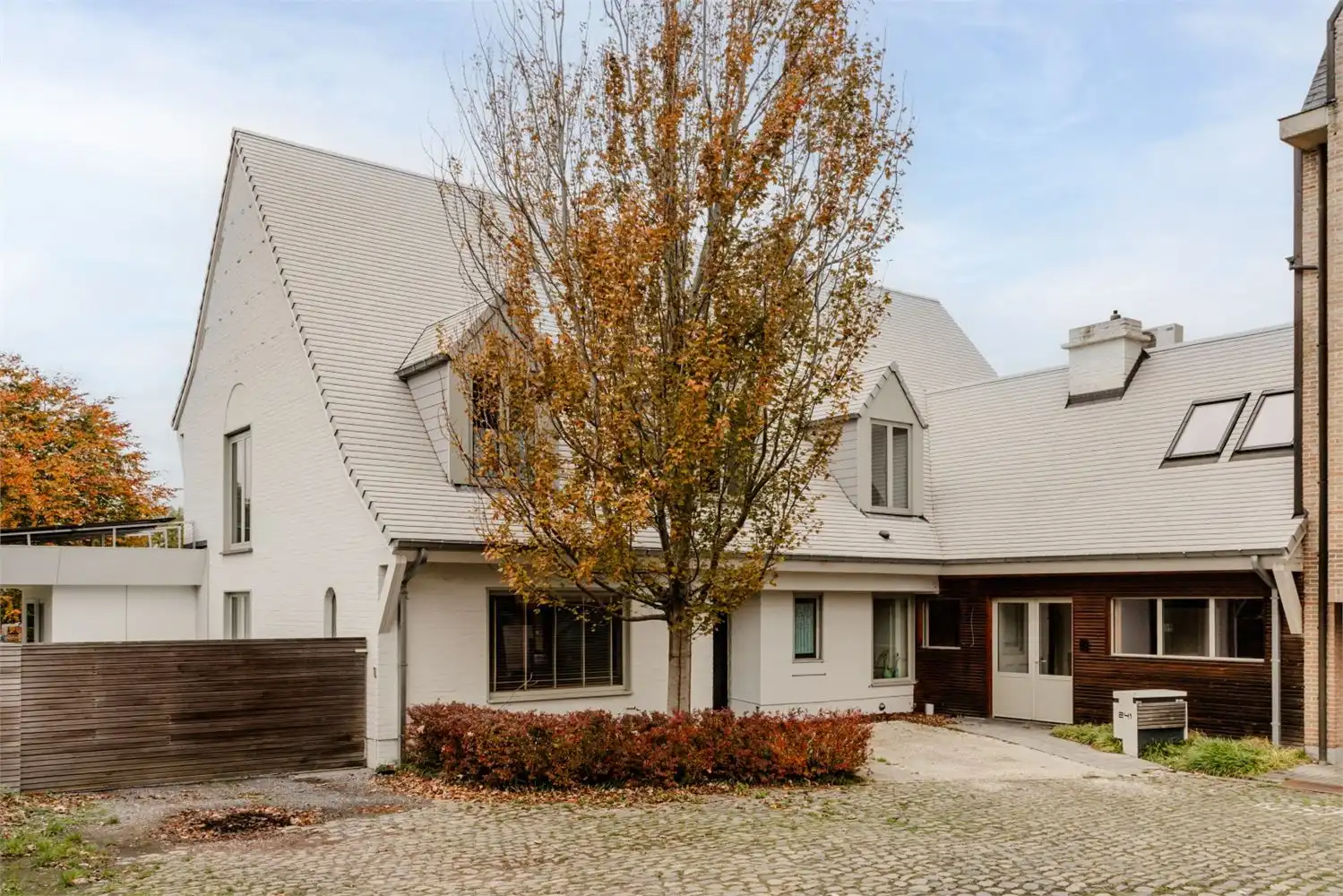 HIGH-END KANTOOR TUSSEN BRUSSEL EN GENT foto {{pictureIndex}}