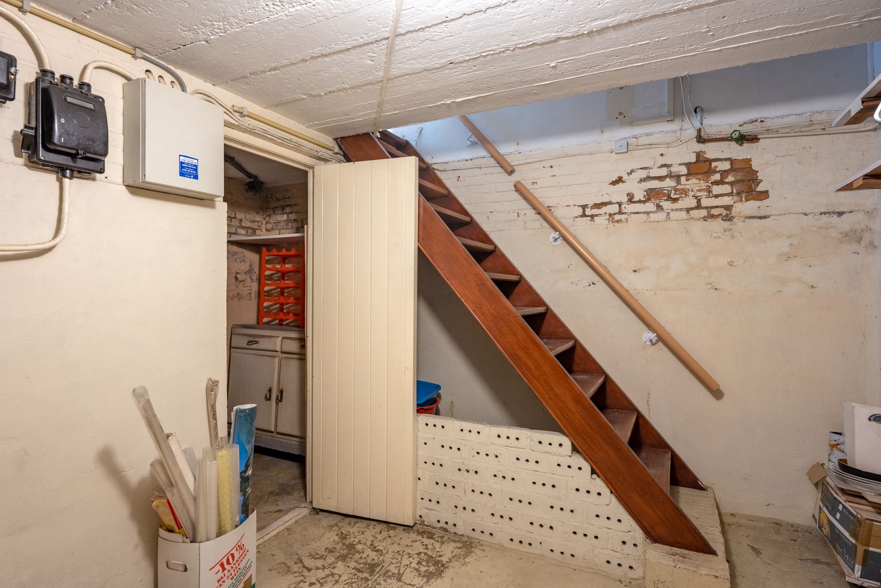 Goed gelegen te renoveren woning met 3 slaapkamers, garage en ruime tuin! foto 12