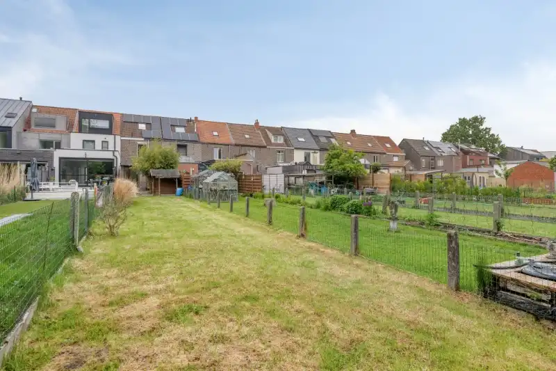 CHARMANTE WONING MET ZONNEPANELEN EN ZUIGERICHTE TUIN foto 5