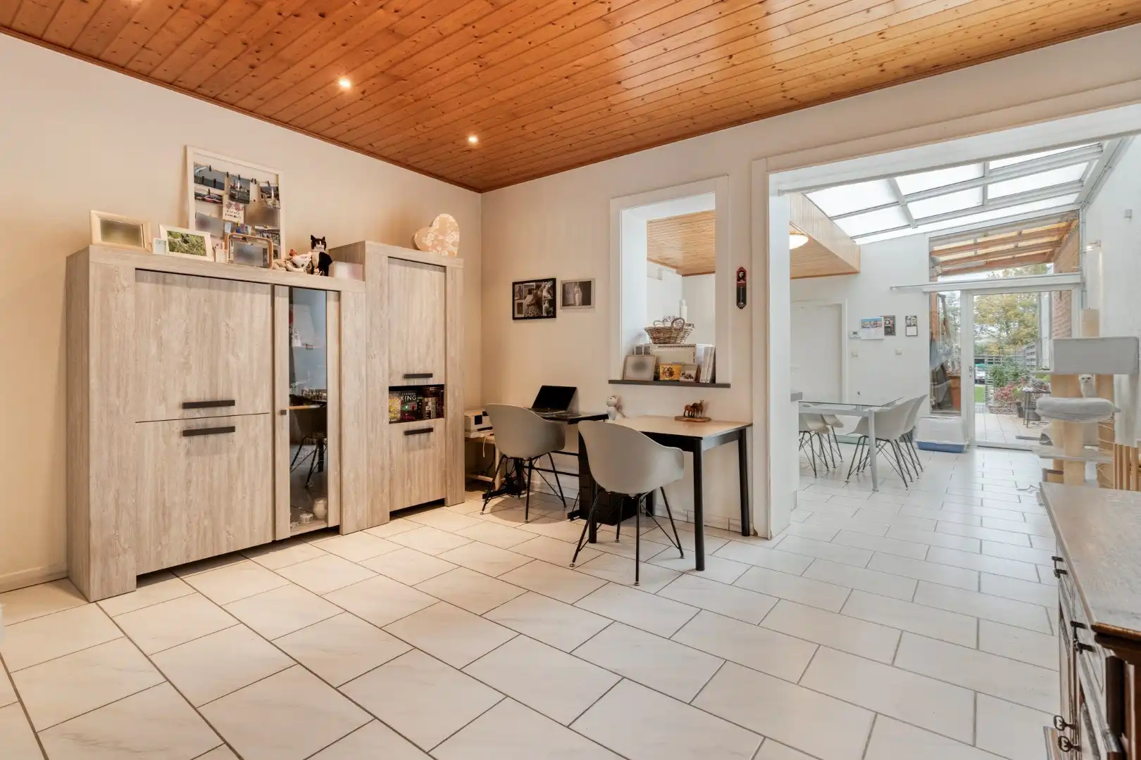 Verzorgde woning met diepe tuin, carport én uitweg! foto 2