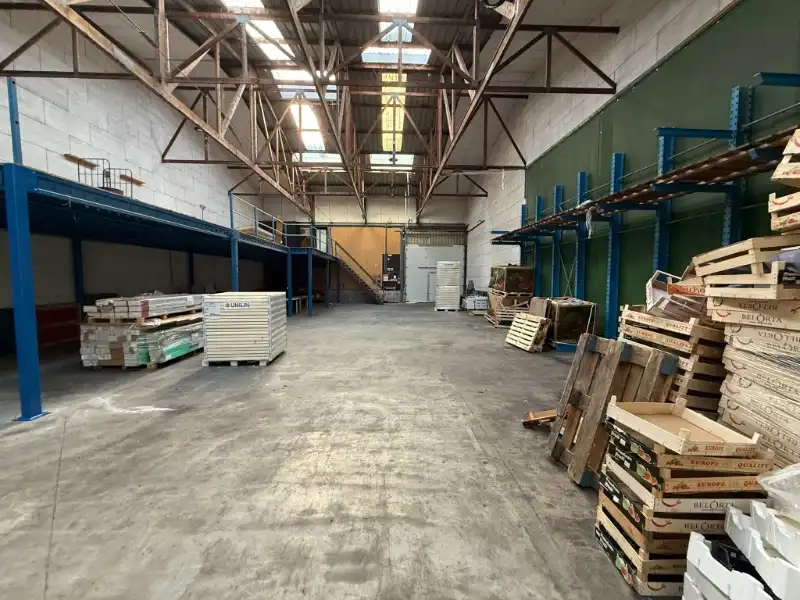 Ruime opslagruimte met mezzanine te huur in Evergem – vlot bereikbaar foto 2