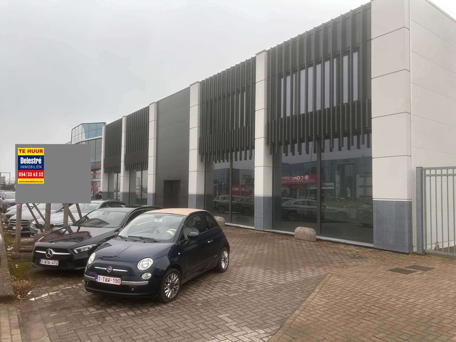 COMMERCIEEL GEBOUW MET PARKING foto {{pictureIndex}}