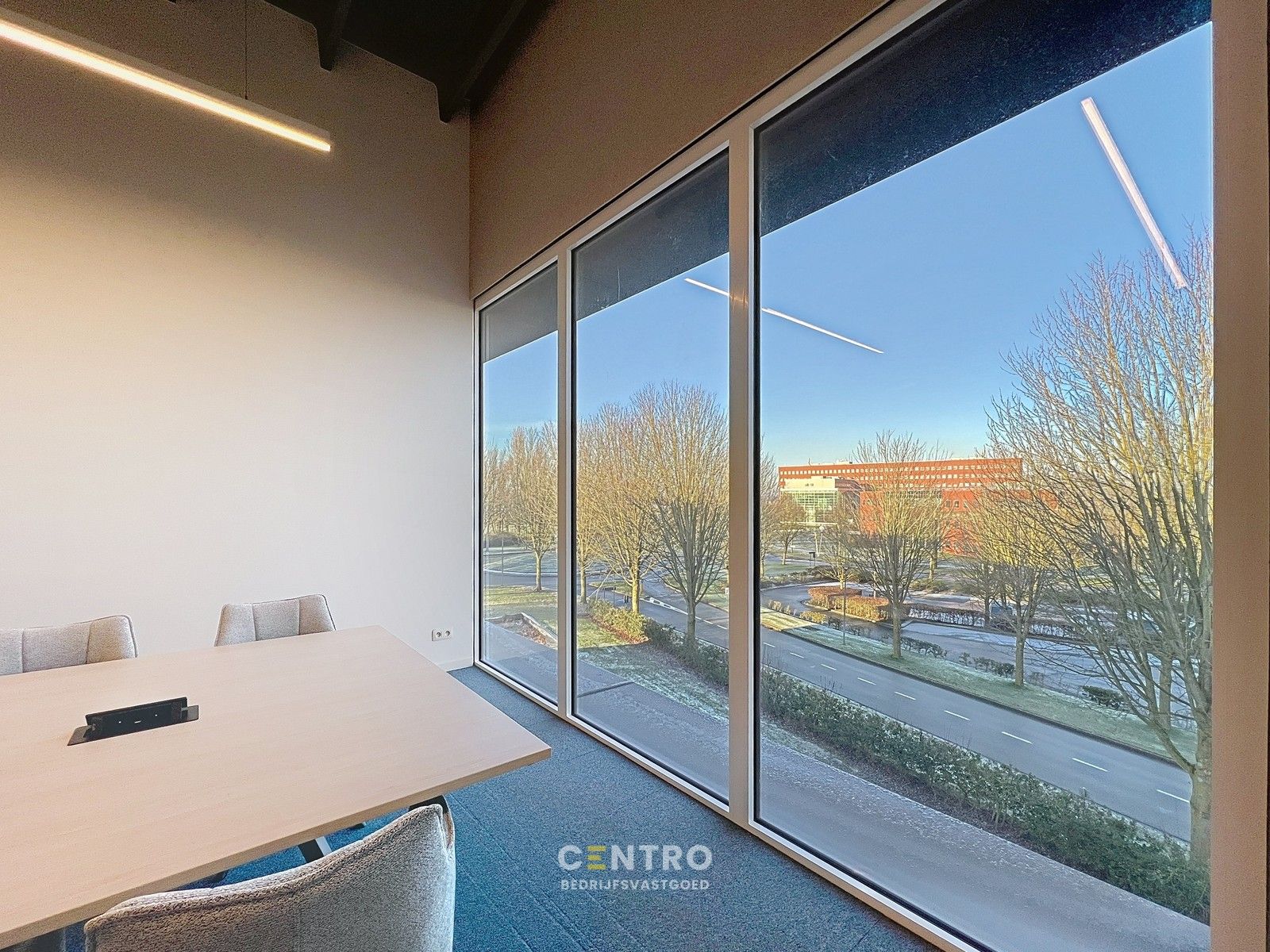 Energiezuinige, vernieuwde SERVICED kantoorruimte met mogelijkheid om een MAGAZIJN (215m²) bij te huren op Ieper Business Park! foto 8