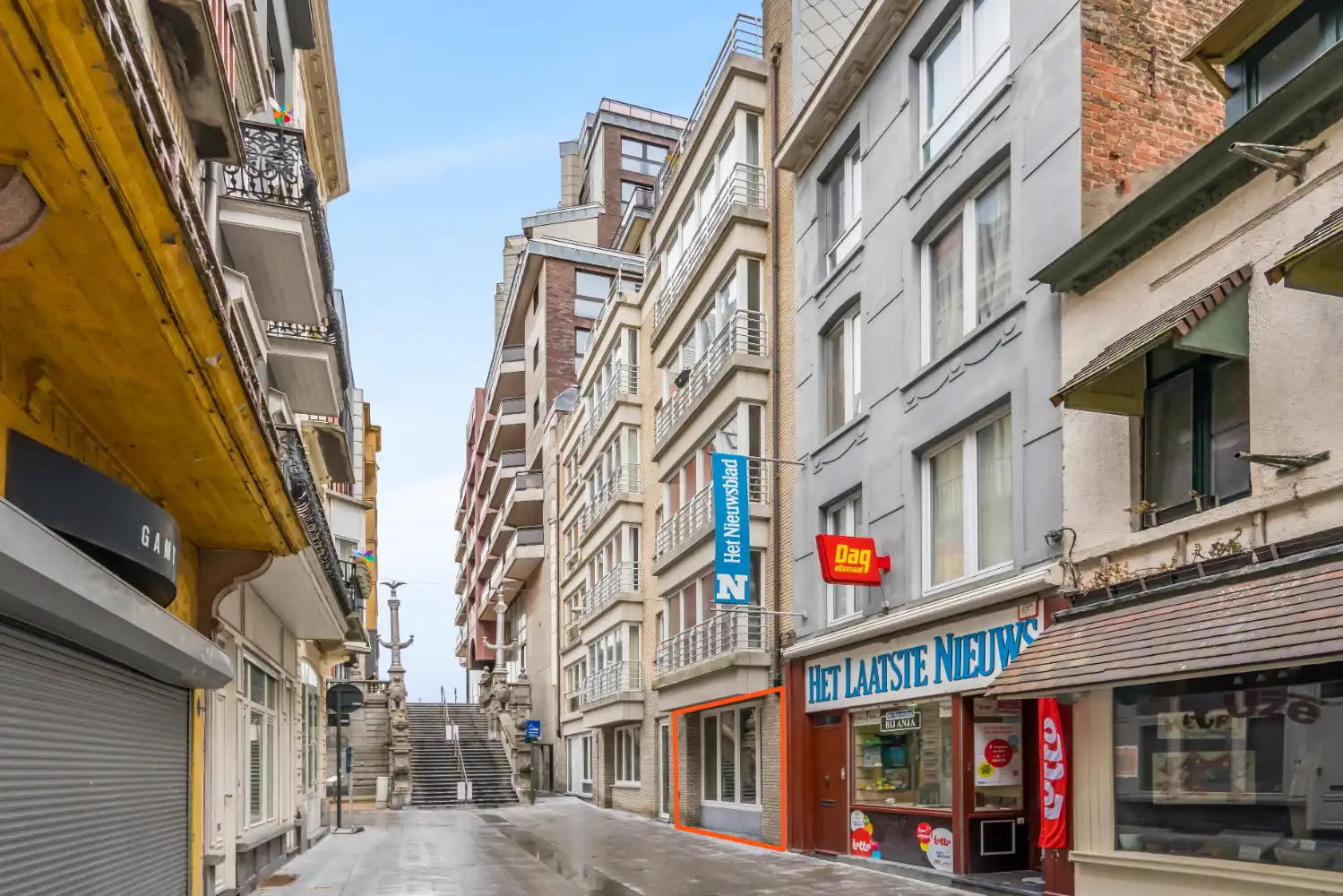 Ruim gelijkvloers appartement met drie slaapkamers en twee badkamers. In het centrum en dichtbij de Dijk en het strand van Blankenberge. Dit appartement wordt gemeubeld verhuurd. foto 17