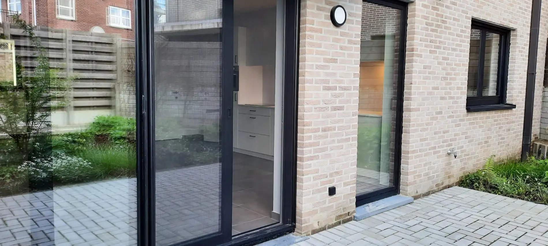 Een prachtig nieuwbouw gelijkvloers appartement met 2 slaapkamers, terras en inpandige autostandplaats. foto 9