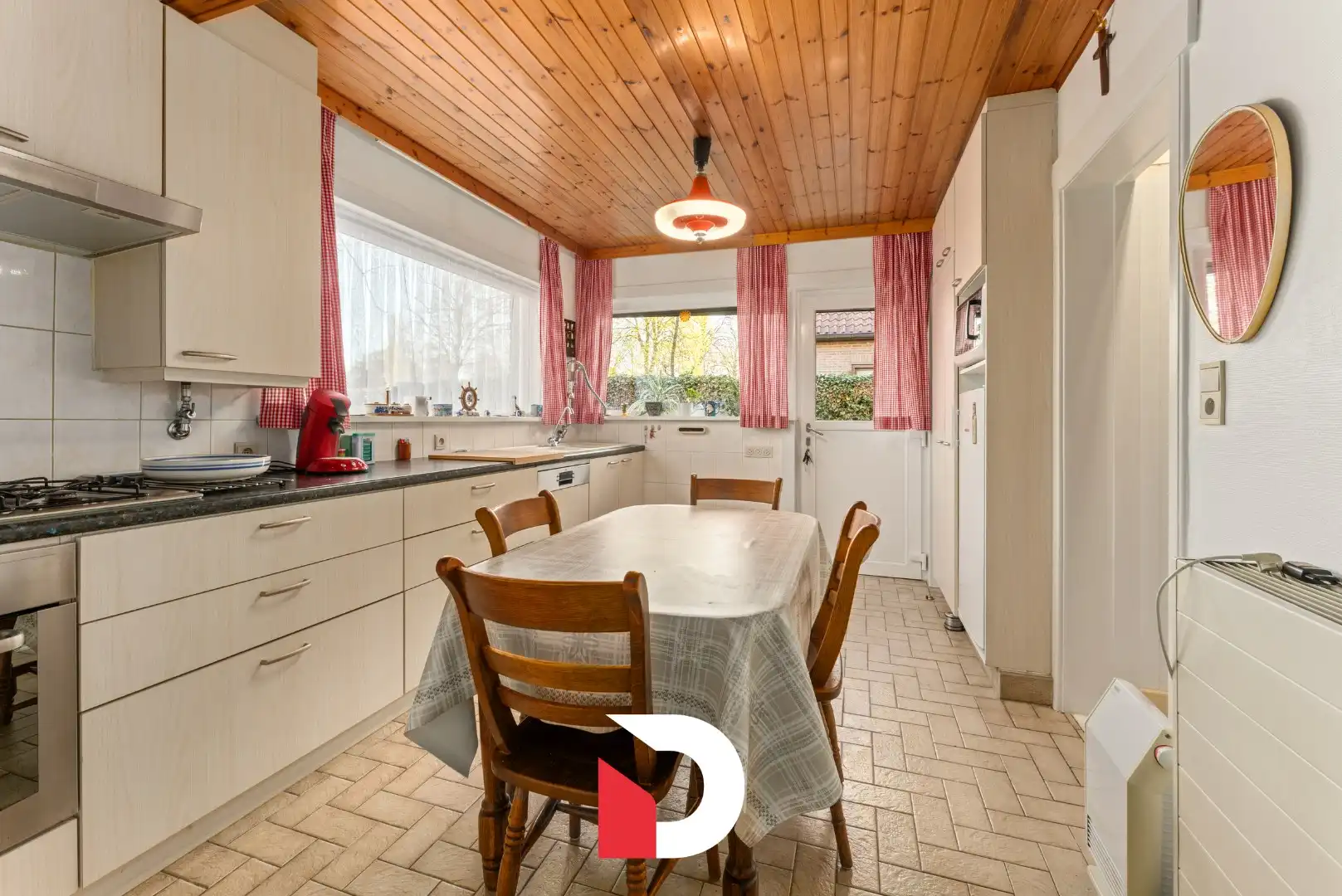 Veelzijdige halfopen woning + atelier op een ruim perceel in een residentiële buurt.  foto 8