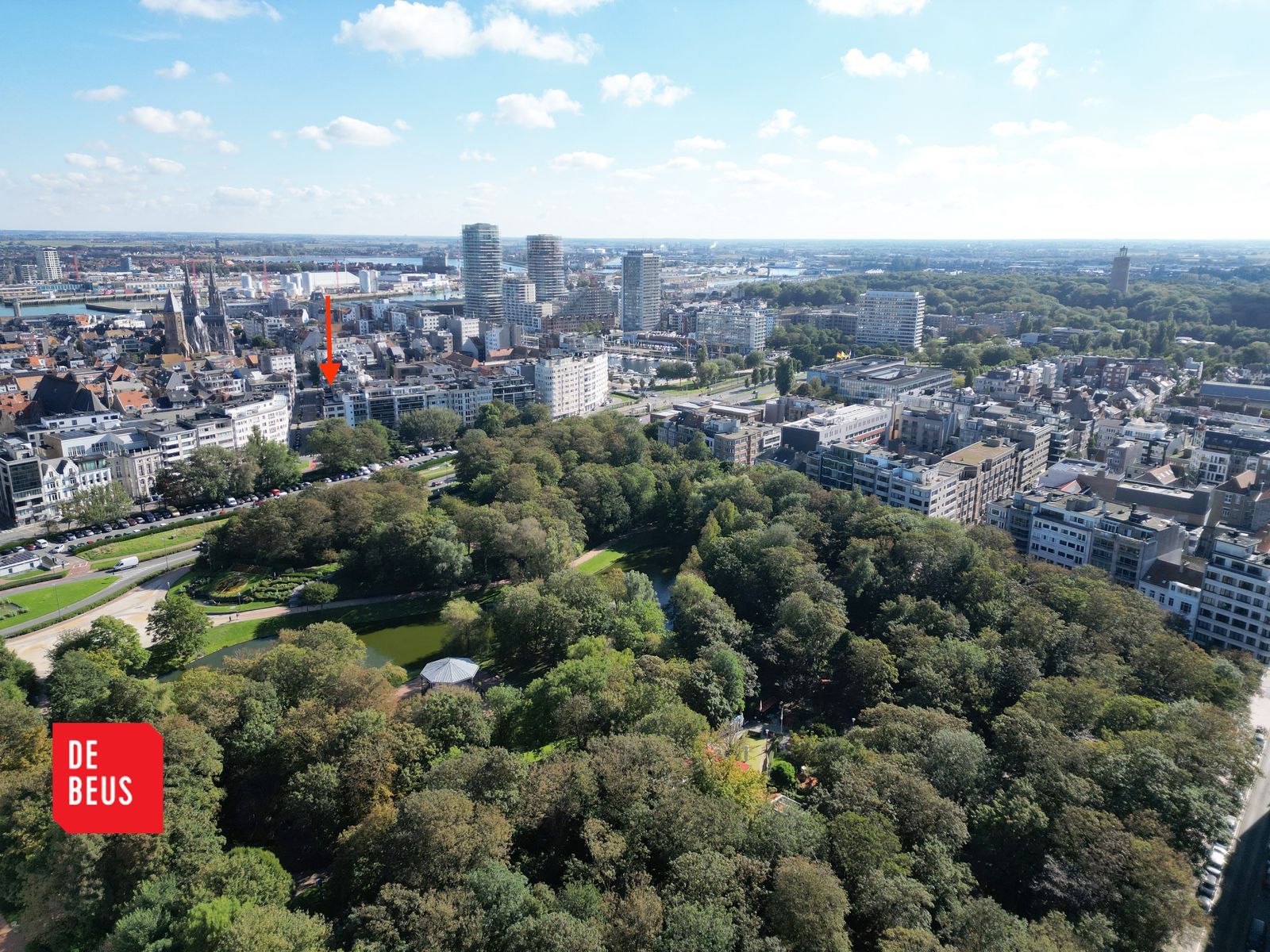 Lichtrijk appartement met 2 ruime slaapkamers EN GARAGEBOX en zicht op het park foto {{pictureIndex}}