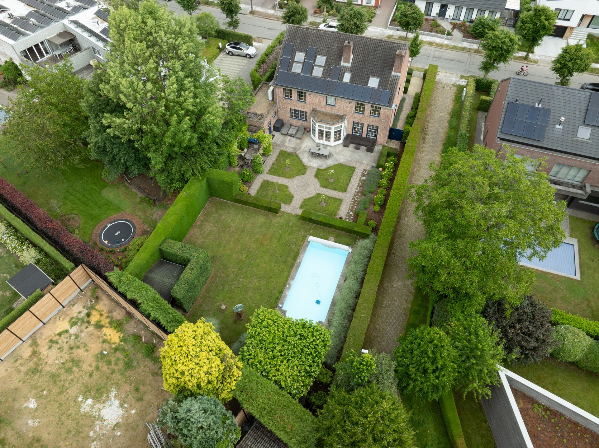 Heel ruime vrijstaande woning op schitterend perceel foto 3