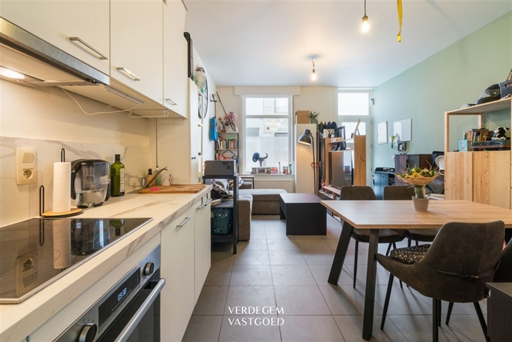 Charmante starterswoning met 2 slaapkamers en stadskoer in rustige straat foto 2