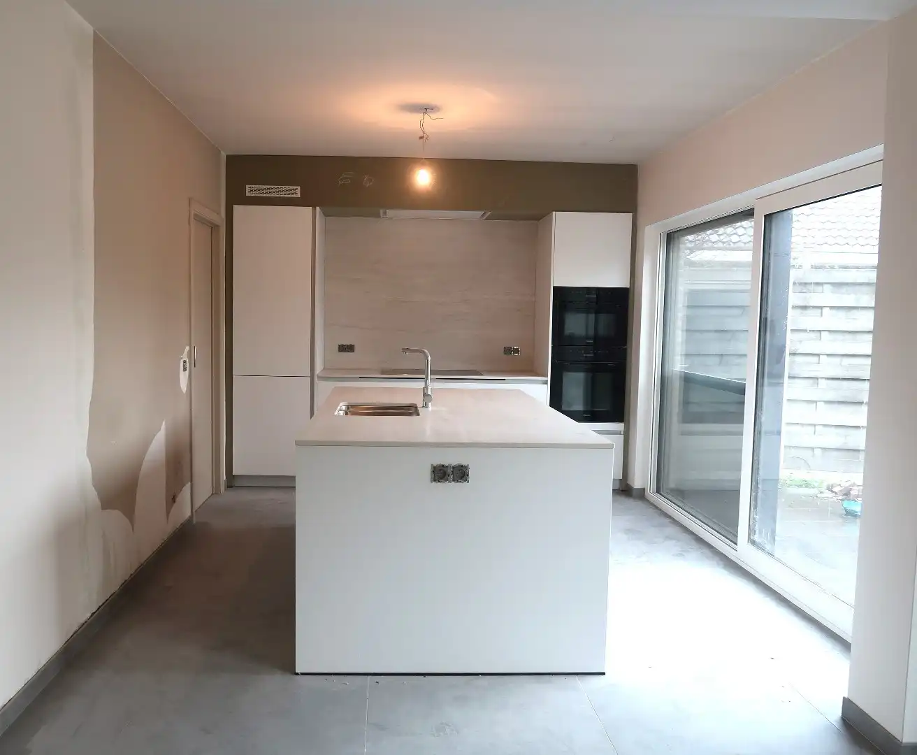 Charmante gerenoveerde woning te huur in Snellegem – 3 slaapkamers, grote tuin & veel extra’s foto 2