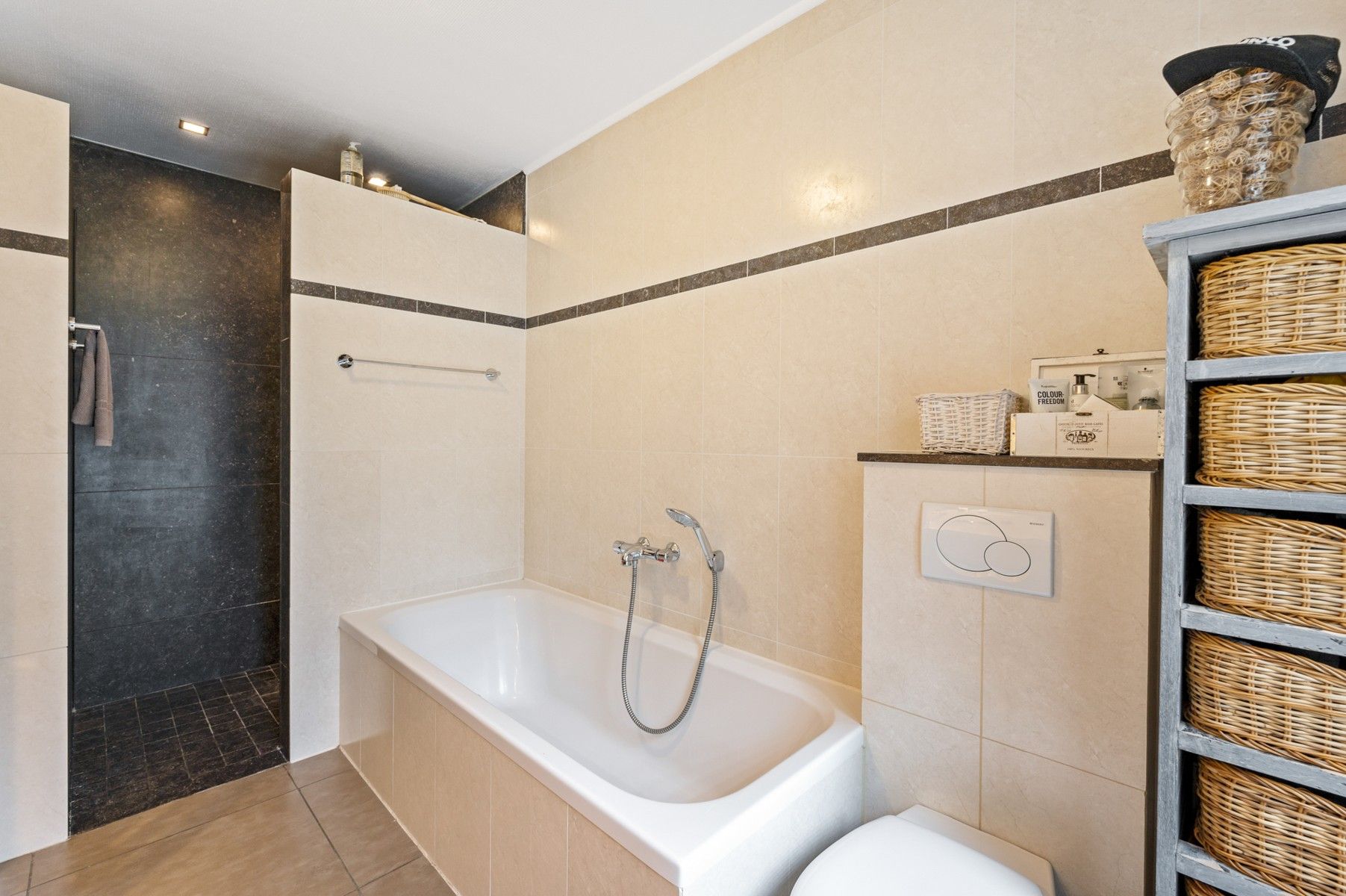 Lichtrijke laagbouwwoning met zwembad en werkplaats foto 16