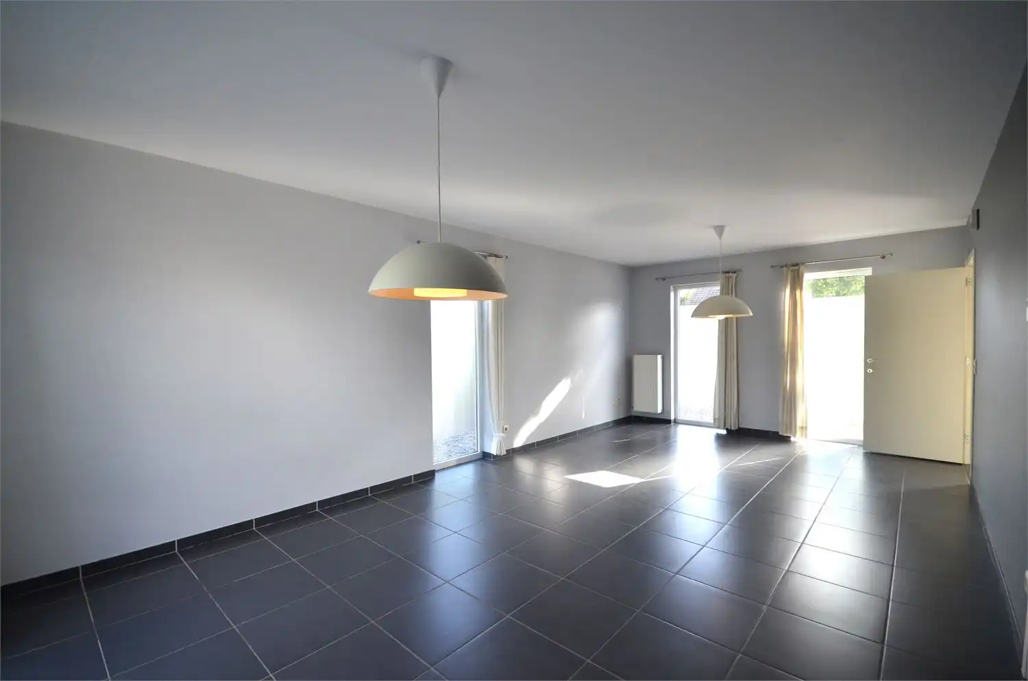 !! GELIEVE U PER MAIL AAN TE MELDEN!! INSTAPKLARE WONING MET EEN KNAPPE LEEFRUIMTE, KEUKEN, EEN  WASPLAATS/BERGING, INPANDINGE GARAGE, 3 RUIME SLAAPKAMERS EEN FIJNE BADKAMER, EEN KNAPPE PRIVATE TUIN MET FIJNE OVERDEKTE ZITPLAATS EN RUIME TUINBERGING IN HET CENTRUM VAN KAULILLE! foto 2