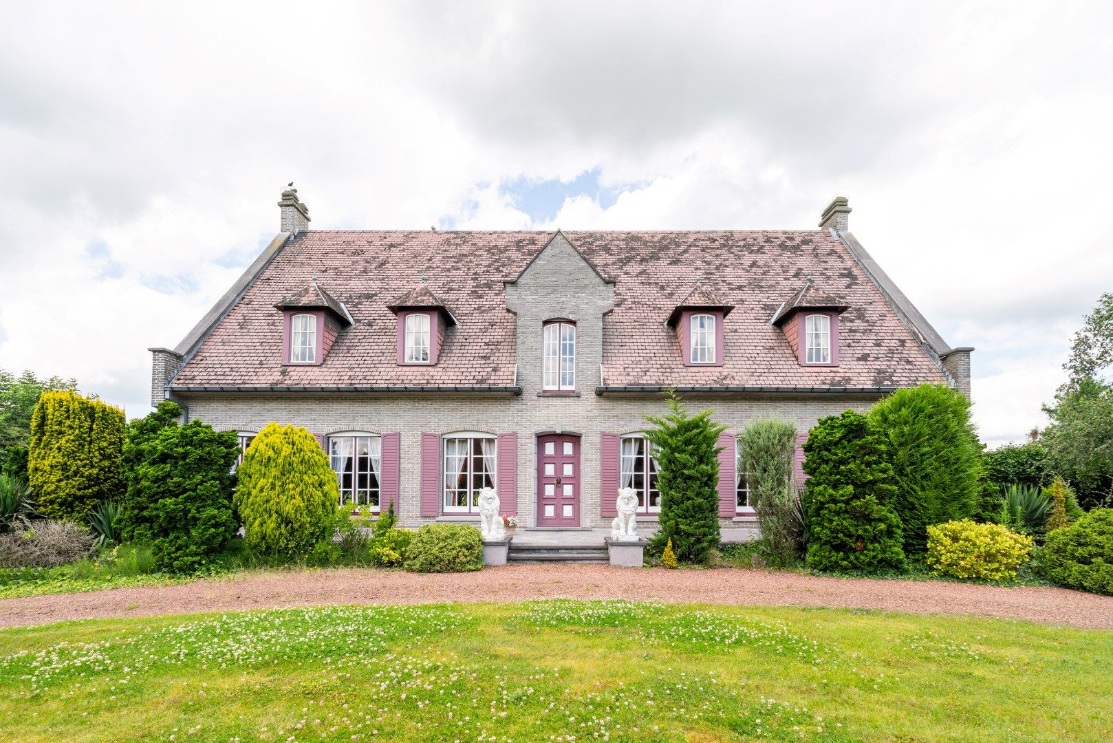 Ruime villa met loods op perceel van 2382m2 foto {{pictureIndex}}